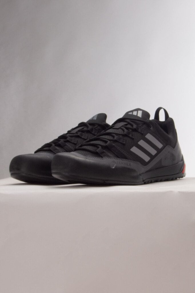 Terrex swift solo 2 adidas miehet black ie6901 IE6901 hinta ja tiedot | Miesten urheilu- ja vapaa-ajan kengät | hobbyhall.fi