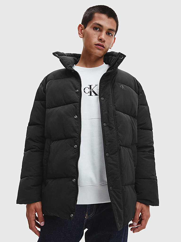 Takki CALVIN KLEIN JEANS Badge Oversized Puffer Black J30J321915BEH hinta ja tiedot | Miesten ulkoilutakit | hobbyhall.fi