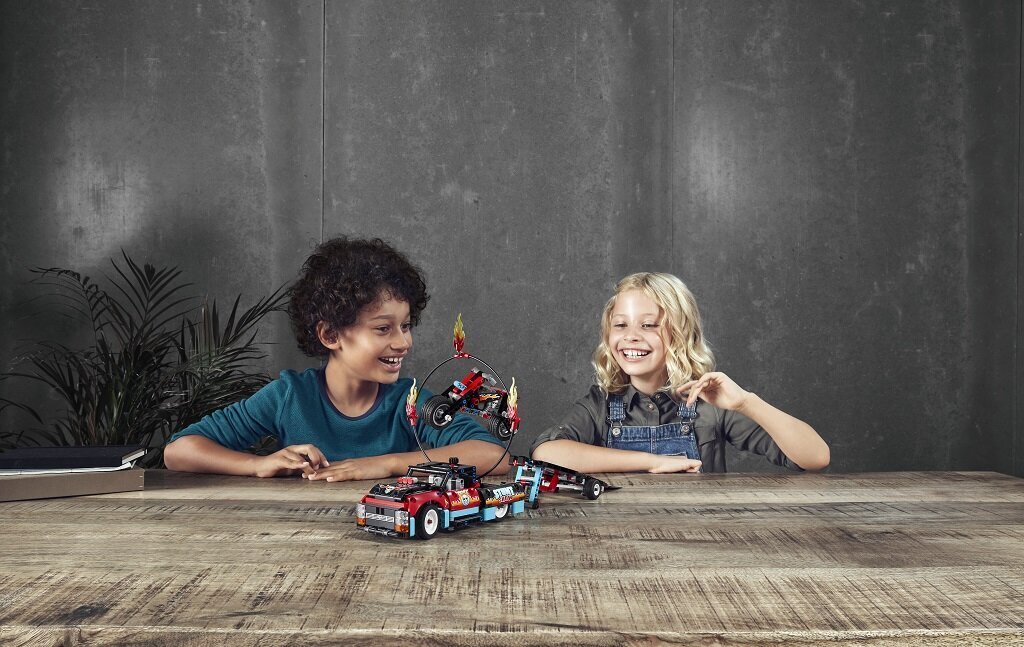 42106 LEGO® Technic Stunttishow’n kuorma-auto ja pyörä hinta ja tiedot | LEGOT ja rakennuslelut | hobbyhall.fi