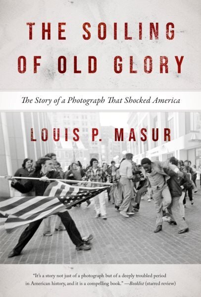 Soiling of Old Glory: The Story of a Photograph That Shocked America Second Edition hinta ja tiedot | Yhteiskunnalliset kirjat | hobbyhall.fi