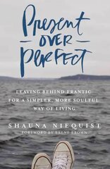 Present Over Perfect: Leaving Behind Frantic for a Simpler, More Soulful Way of Living Special edition hinta ja tiedot | Hengelliset kirjat ja teologia | hobbyhall.fi