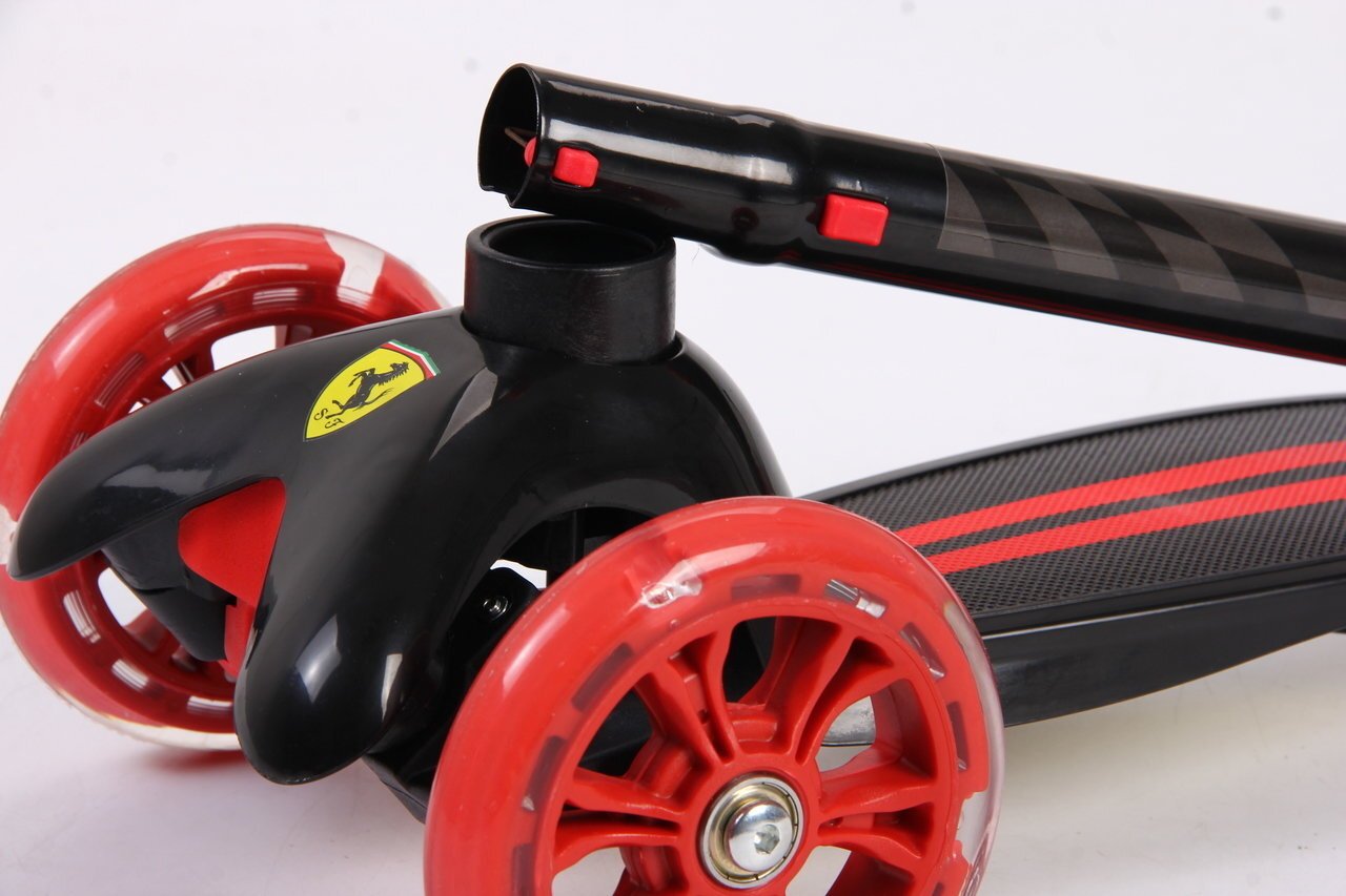 Kolmipyöräinen skootteri Ferrari Scooter Twist 3W, musta hinta ja tiedot | Potkulaudat | hobbyhall.fi