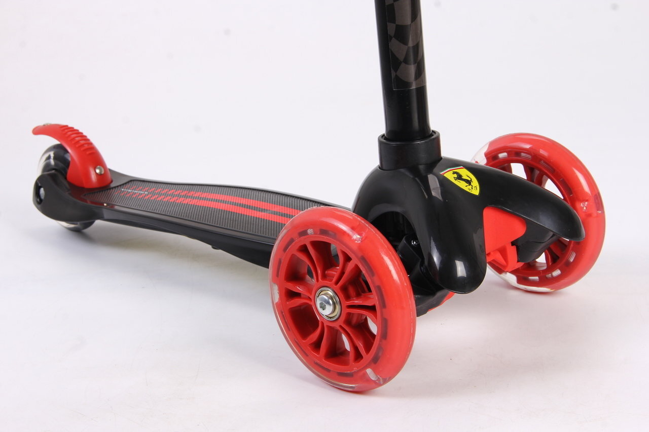 Kolmipyöräinen skootteri Ferrari Scooter Twist 3W, musta hinta ja tiedot | Potkulaudat | hobbyhall.fi