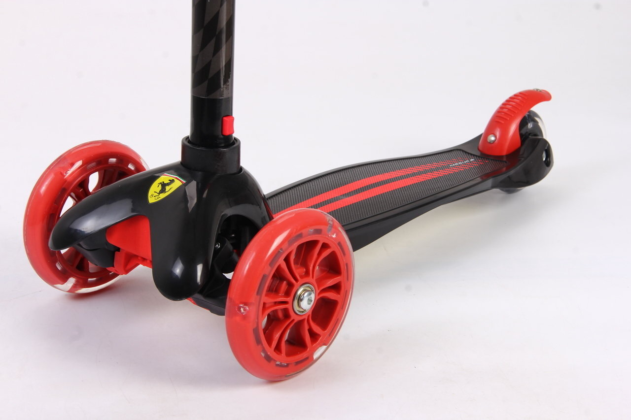 Kolmipyöräinen skootteri Ferrari Scooter Twist 3W, musta hinta ja tiedot | Potkulaudat | hobbyhall.fi