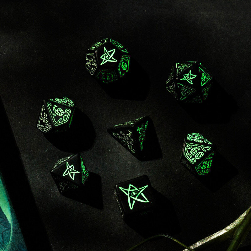 Call Of Cthulhu Dice Set, musta ja loisteputki hinta ja tiedot | Lautapelit ja älypelit | hobbyhall.fi