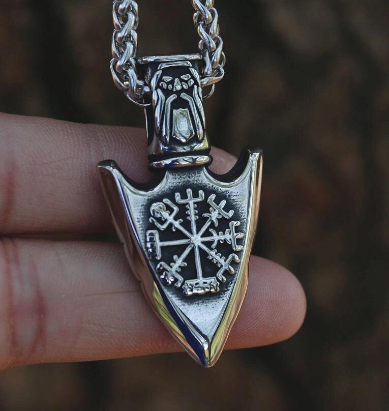 Miesten kaulakoru kirurgisesta teräksestä Viking Nordic amuletti nuolenpää hinta ja tiedot | Korvakorut | hobbyhall.fi