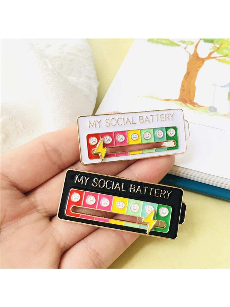 Tunnehallinnan rintaneula "My Social Battery" Pin Solki Pieni Lahjatarvike Sarjakuvatarvikkeet Reppuneulat Söpöt Vaatteet Pins Macrame Laukku Pins hinta ja tiedot | Naisten laukut | hobbyhall.fi