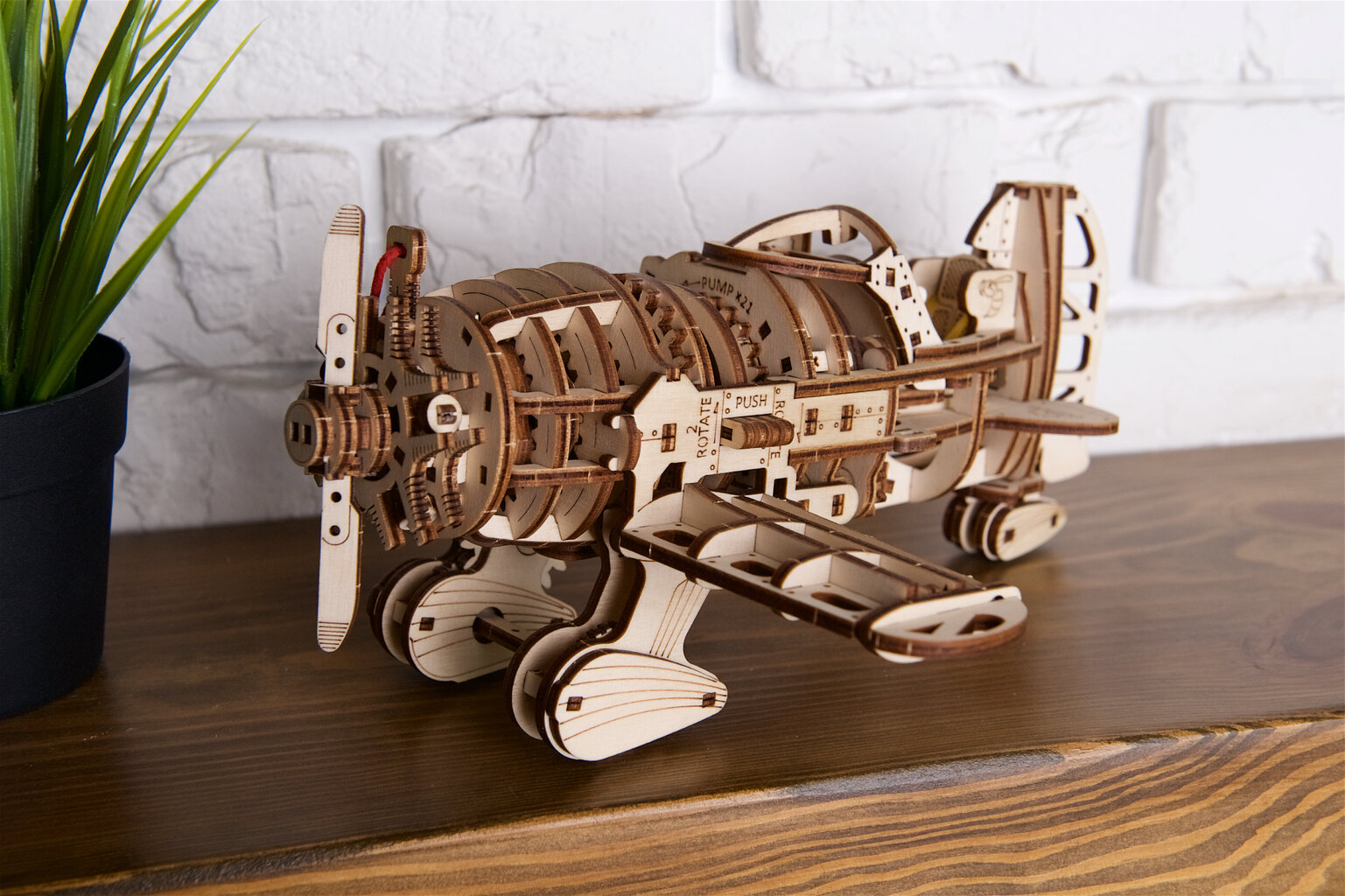 Mad Hornet Airplane Ugears, 354 kpl. hinta ja tiedot | LEGOT ja rakennuslelut | hobbyhall.fi