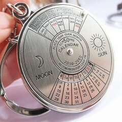 50 vuoden ikuinen kalenteri avaimenperä Vintage Astrology ruostumattomasta teräksestä valmistettu avaimenperä Käsilaukku Reppu Charm Matkamuistolahja Eidille, Ramadan hinta ja tiedot | Tietokonelaukut | hobbyhall.fi