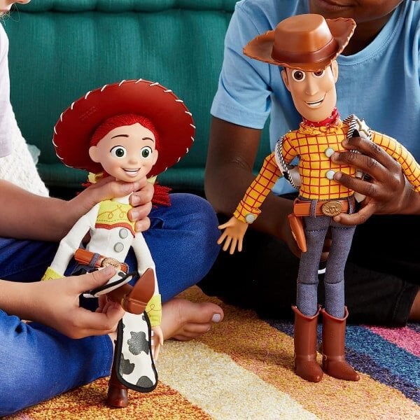 Woody Interactive Talking Action Figuuri Toy Storysta 4, 15 tuumaa, sisältää 10+ englanninkielistä lausetta, on vuorovaikutuksessa muiden hahmojen kanssa, irrotettava hattu, ikä... hinta ja tiedot | Pienoismallit | hobbyhall.fi