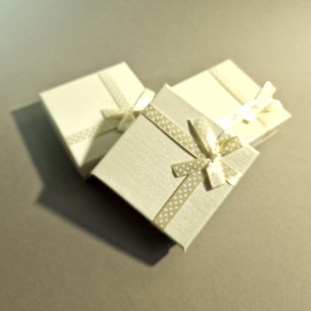 Lahjapakkaukset 9 x 9 x 3 cm - paperi, norsunluu, nauhalla - 12 kpl/pakkaus hinta ja tiedot | Lahjapaketointi | hobbyhall.fi