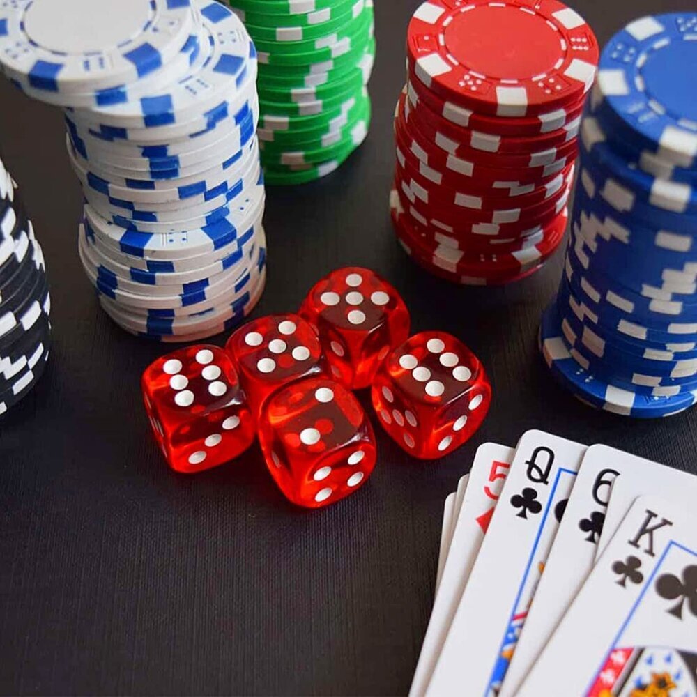 Pokerisarja 300 pelimerkkiä + kotelo Pokerikortit Texasissa hinta ja tiedot | Korttipelit, pokeri | hobbyhall.fi