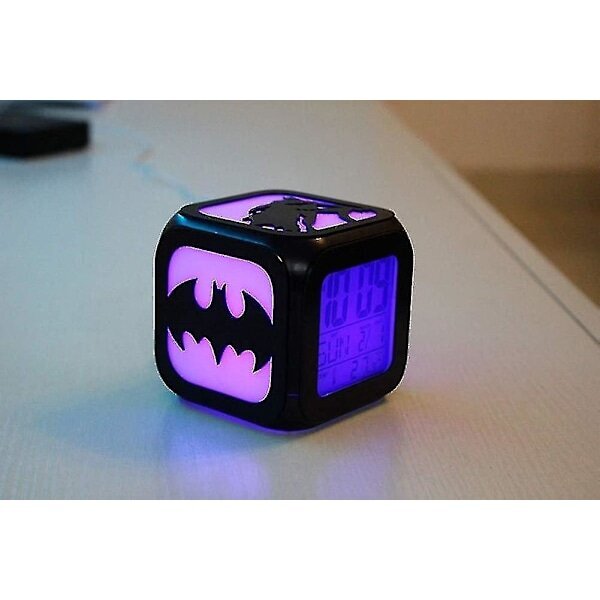 Supersankari Batman herätyskello 3d Stereo Mykistetty LED-yövalo elektroninen kello oikea peli (seitsemän värin USB-lataus) [L] hinta ja tiedot | Kelloradiot ja herätyskellot | hobbyhall.fi