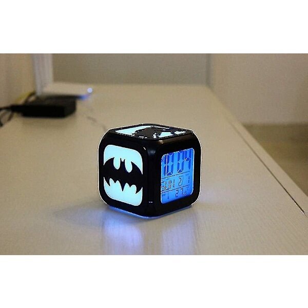 Supersankari Batman herätyskello 3d Stereo Mykistetty LED-yövalo elektroninen kello oikea peli (seitsemän värin USB-lataus) [L] hinta ja tiedot | Kelloradiot ja herätyskellot | hobbyhall.fi