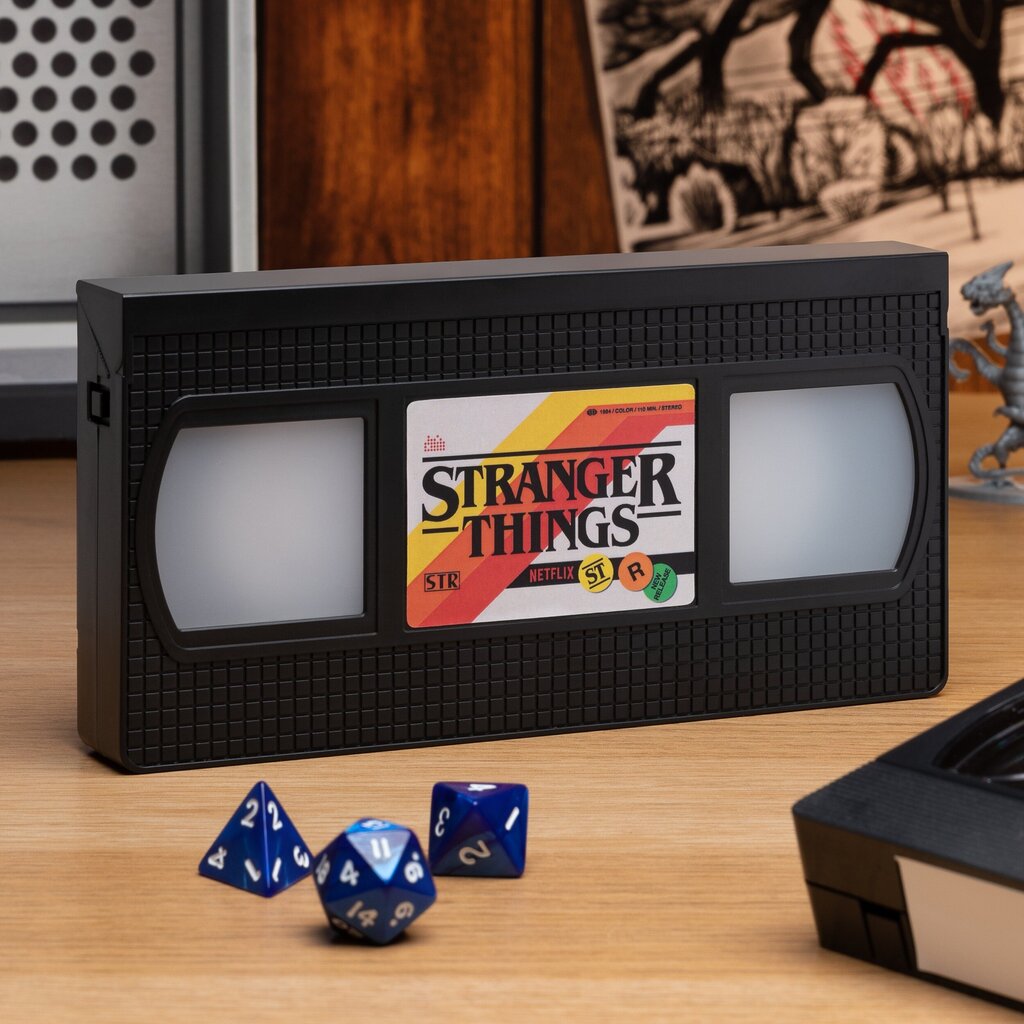 Paladone Stranger Things VHS Logo hinta ja tiedot | Pelien oheistuotteet | hobbyhall.fi