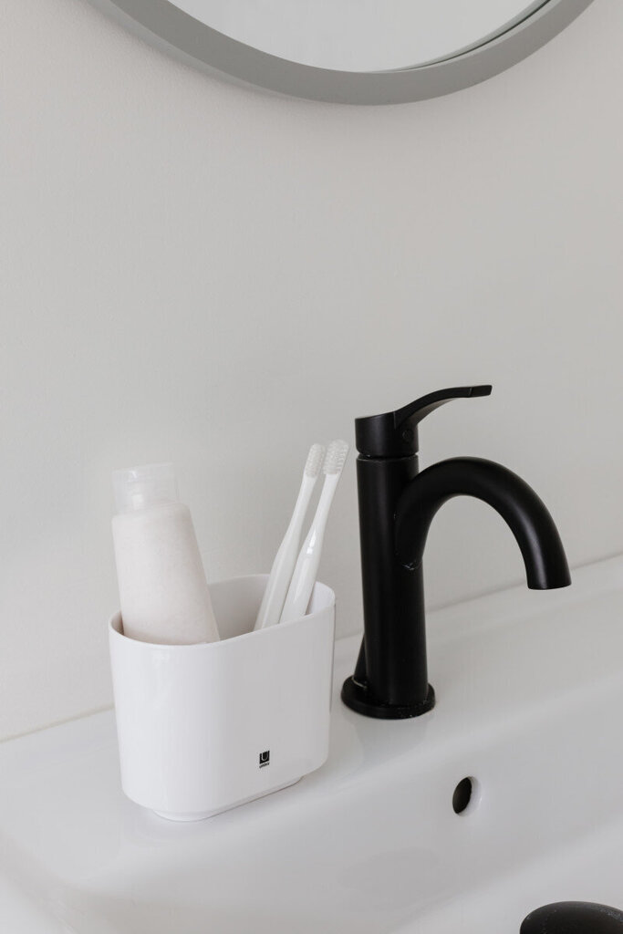 Muovinen hammasharjakuppi Umbra Step, valkoinen, 8 x 13 x 10 cm hinta ja tiedot | Kylpyhuoneen sisustus | hobbyhall.fi