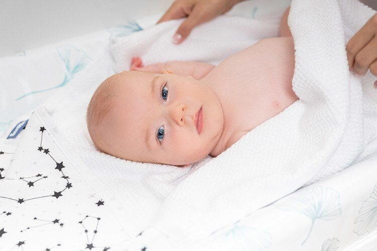 Vauvan kylpypyyhe hupulla Sensillo, valkoinen hinta ja tiedot | Kylpyvälineet | hobbyhall.fi