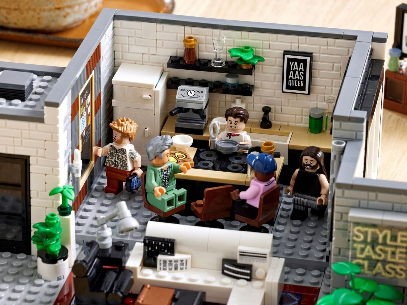 10291 LEGO® Icons Queer Eye – Fab Fiven loft-asunto hinta ja tiedot | LEGOT ja rakennuslelut | hobbyhall.fi