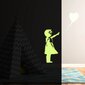Pimeässä hohtava seinätarra Banksyn tyttö pallo kanssa - 100 x 68 cm hinta ja tiedot | Sisustustarrat | hobbyhall.fi