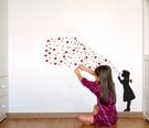 Vinyyli seinätarra Tyttö ja sydämen muotoiset saippuakuplat - Söpö sisustus 60cm.