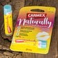 Carmex Naturally huulibalsami 4,25 g, Berry hinta ja tiedot | Huulipunat, huulikiillot ja huulirasvat | hobbyhall.fi