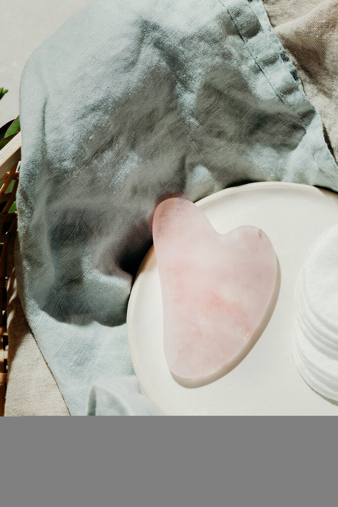 Amalfis Gua Sha Rosa Quartz Stone hinta ja tiedot | Kasvojen puhdistus- ja hierontalaitteet | hobbyhall.fi
