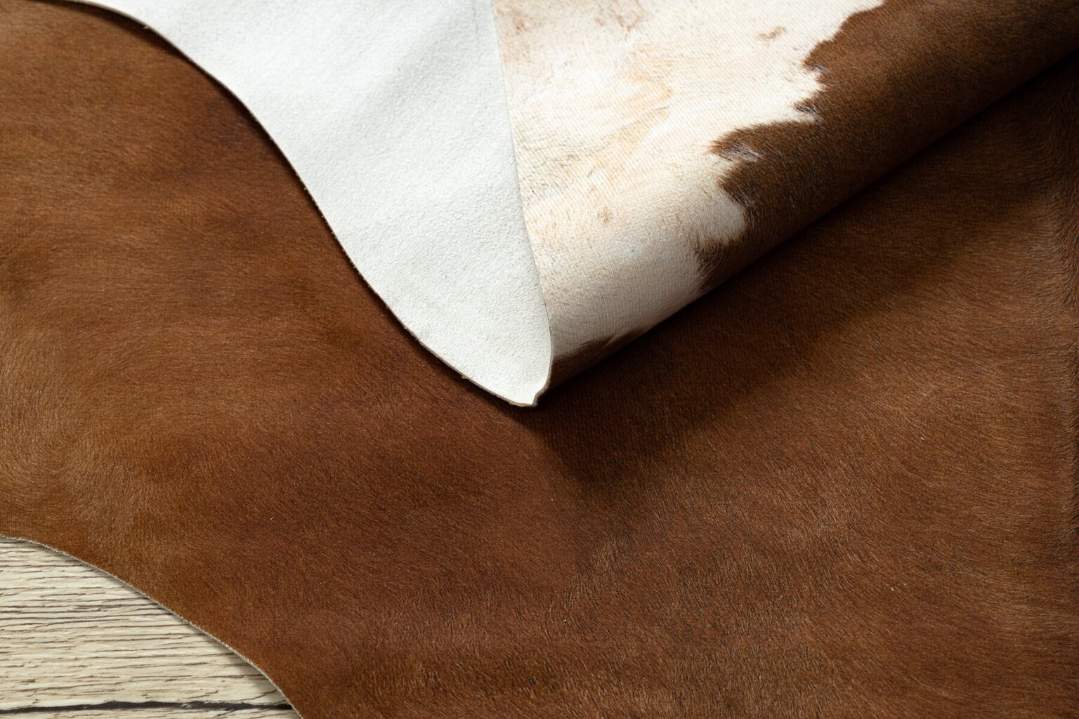 Nautaeläimen keinonahka G5070-2 -matto, ruskea/valkoinen hinta ja tiedot | Isot matot | hobbyhall.fi
