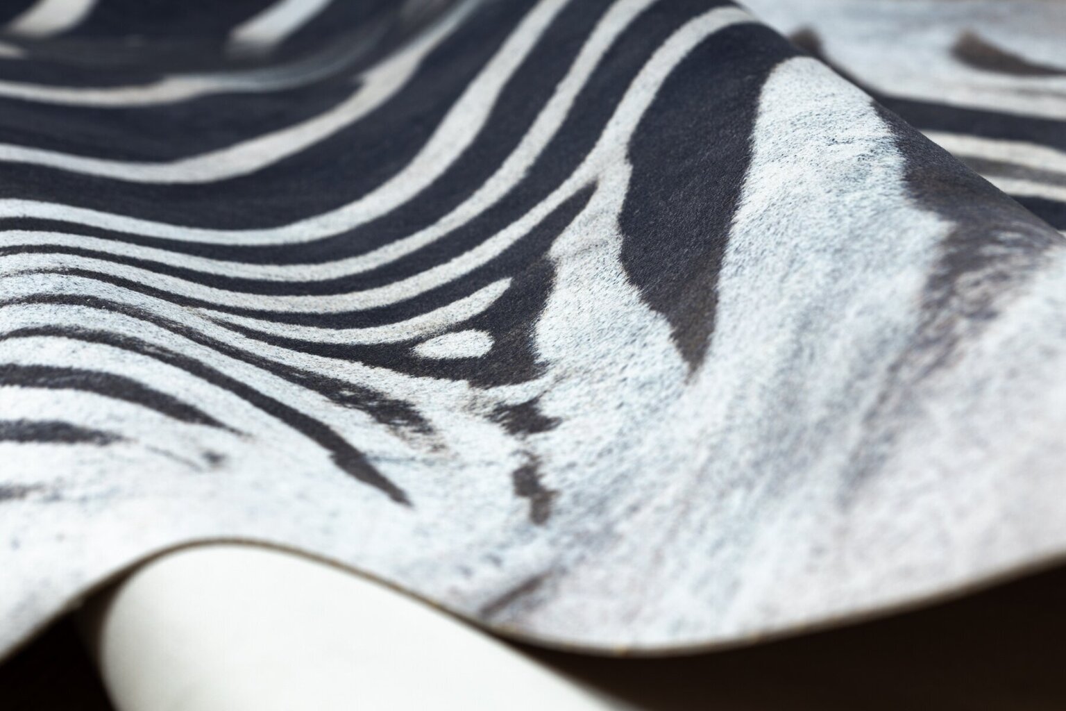 Nautaeläimen keinonahka G5128-1 Zebra -matto, musta/valkoinen hinta ja tiedot | Isot matot | hobbyhall.fi