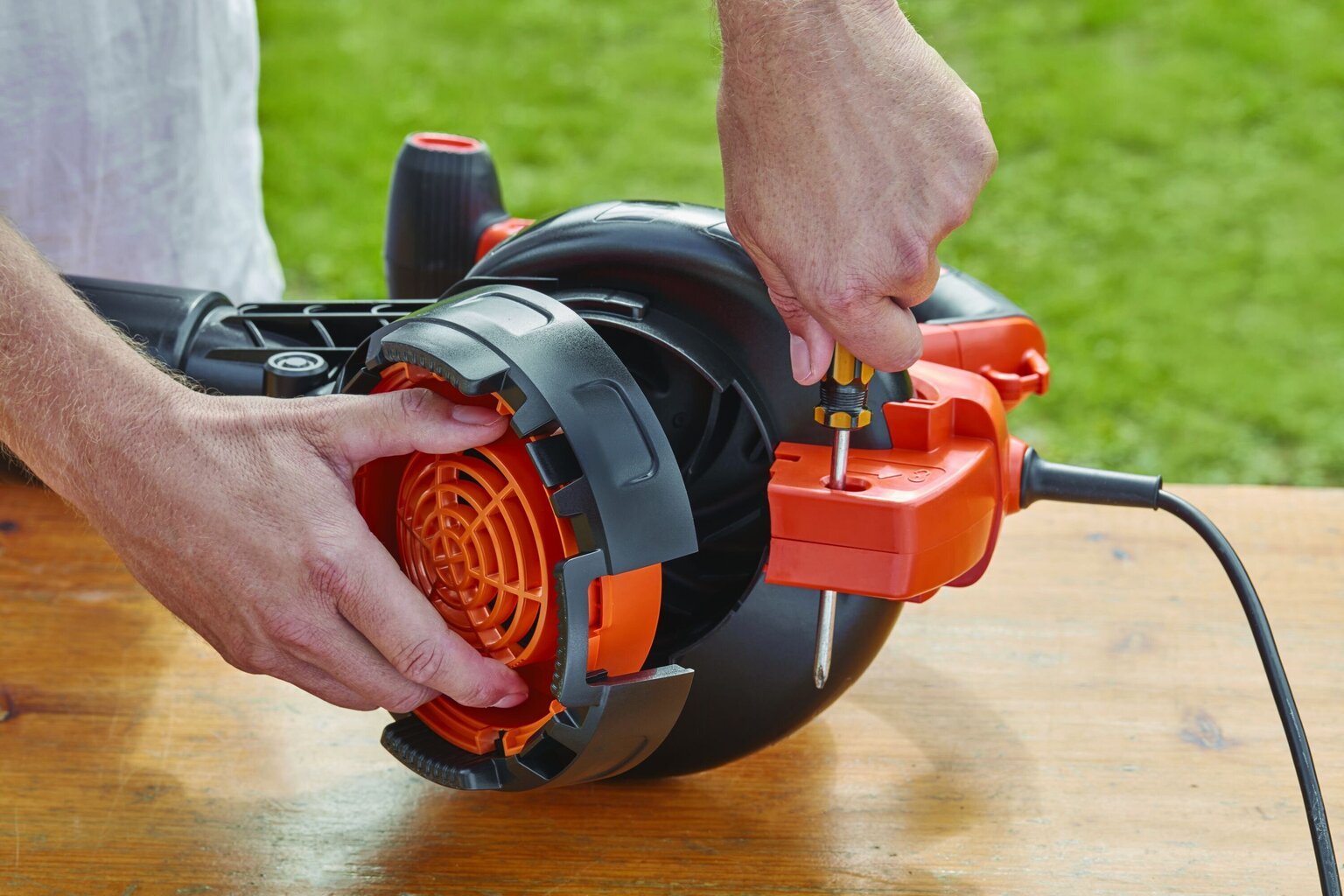 Sähköinen lehtipuhallin Black & Decker BEBLV300QS 3000w hinta ja tiedot | Oksasilppurit, lehtipuhaltimet | hobbyhall.fi