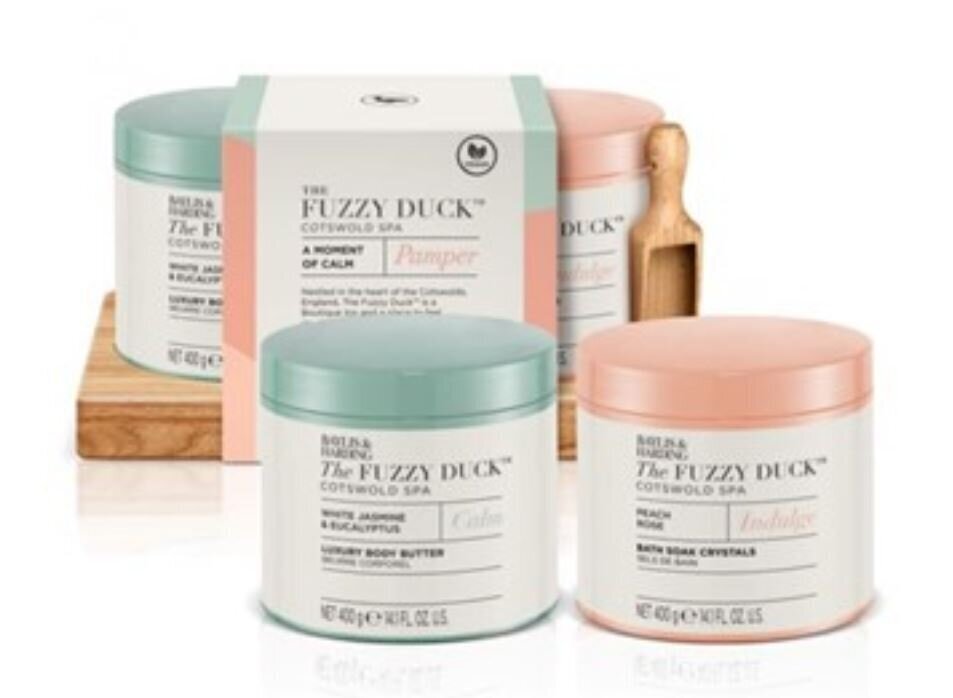 Kosmetiikkasetti Baylis & Harding The Fuzzy Duck Cotswold Spa A Moment of Calm: kylpykiteet 400g + vartalovoi 400g + puukauha hinta ja tiedot | Vartalovoiteet ja -emulsiot | hobbyhall.fi