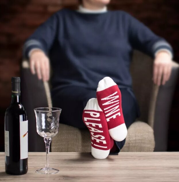Lahjasetti Avaimenperä ja sukat "Wine please!" hinta ja tiedot | Muut hauskat lahjaideat | hobbyhall.fi