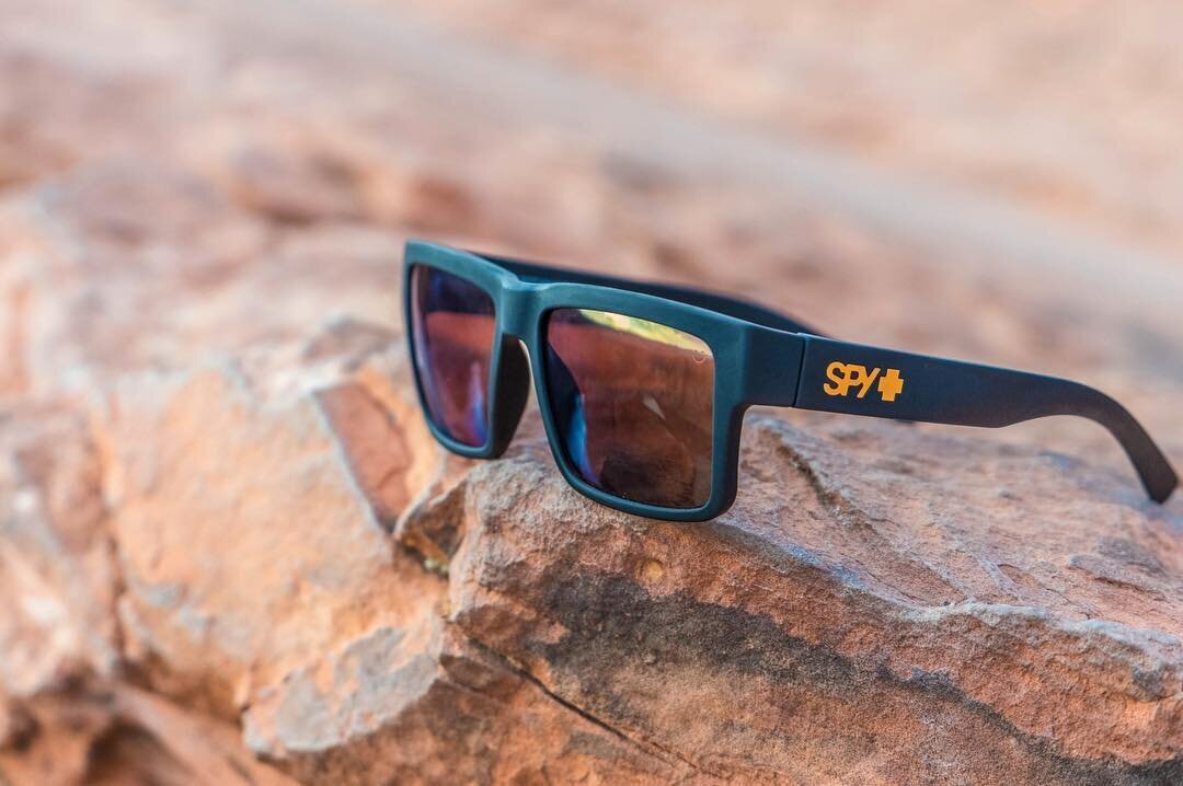 Aurinkolasit SPY Optic Montana Happy Boost, mattamustat vaaleansinisilla polarisoiduilla linsseillä hinta ja tiedot | Miesten aurinkolasit | hobbyhall.fi