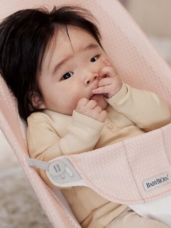 Sitteri Babybjörn Balance soft mesh, 005142, pearly pink/white hinta ja tiedot | Sitterit | hobbyhall.fi