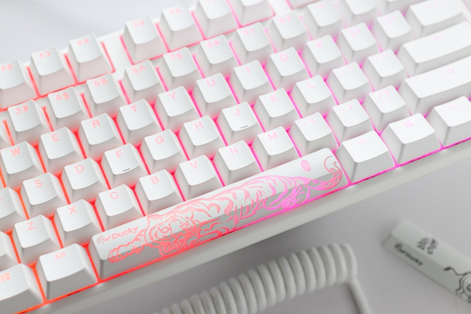 Mekaaninen näppäimistö Ducky One 3 Pure White täysikokoinen Hotswap Cherry MX Red hinta ja tiedot | Näppäimistöt | hobbyhall.fi