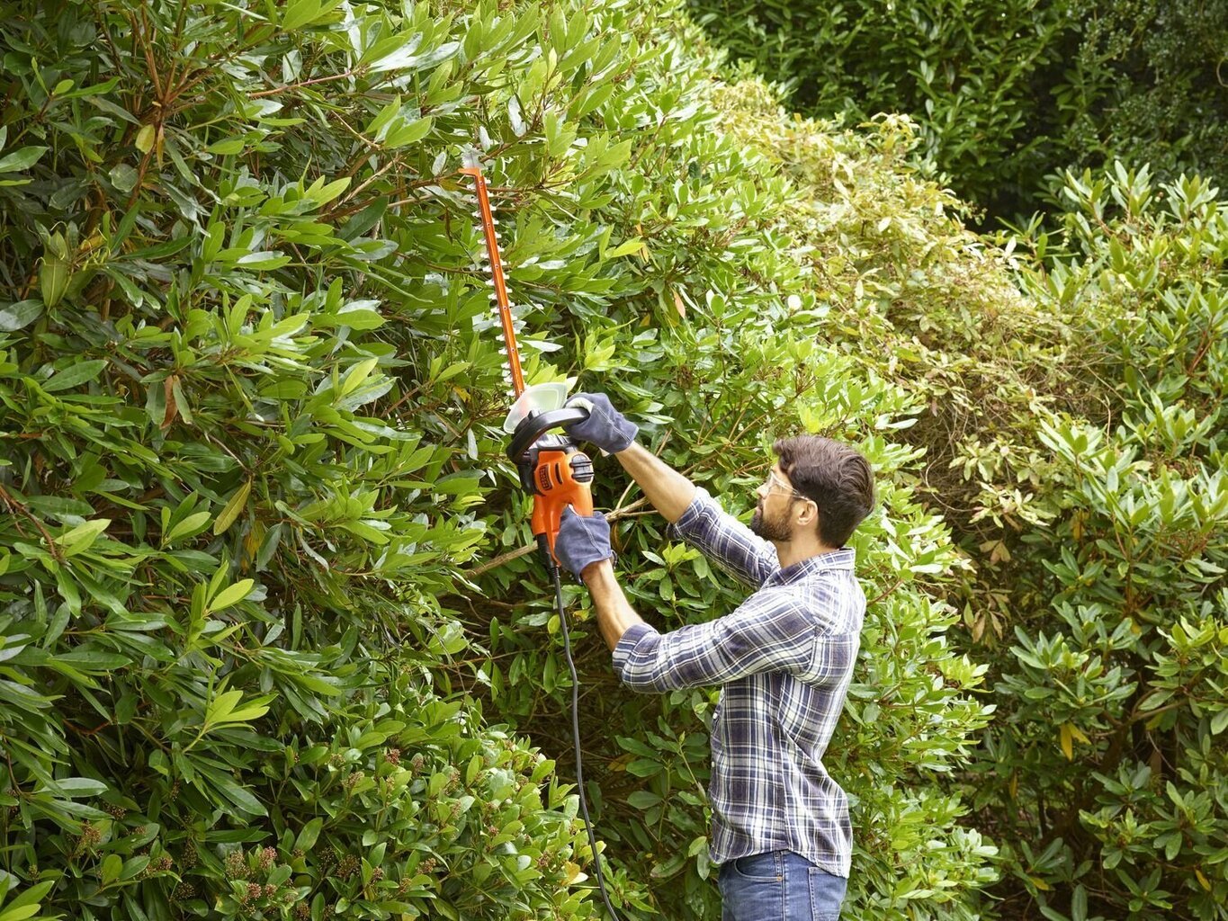 Sähkökäyttöinen pensasleikkuri Black&Decker BEHTS301-QS hinta ja tiedot | Pensasleikkurit | hobbyhall.fi