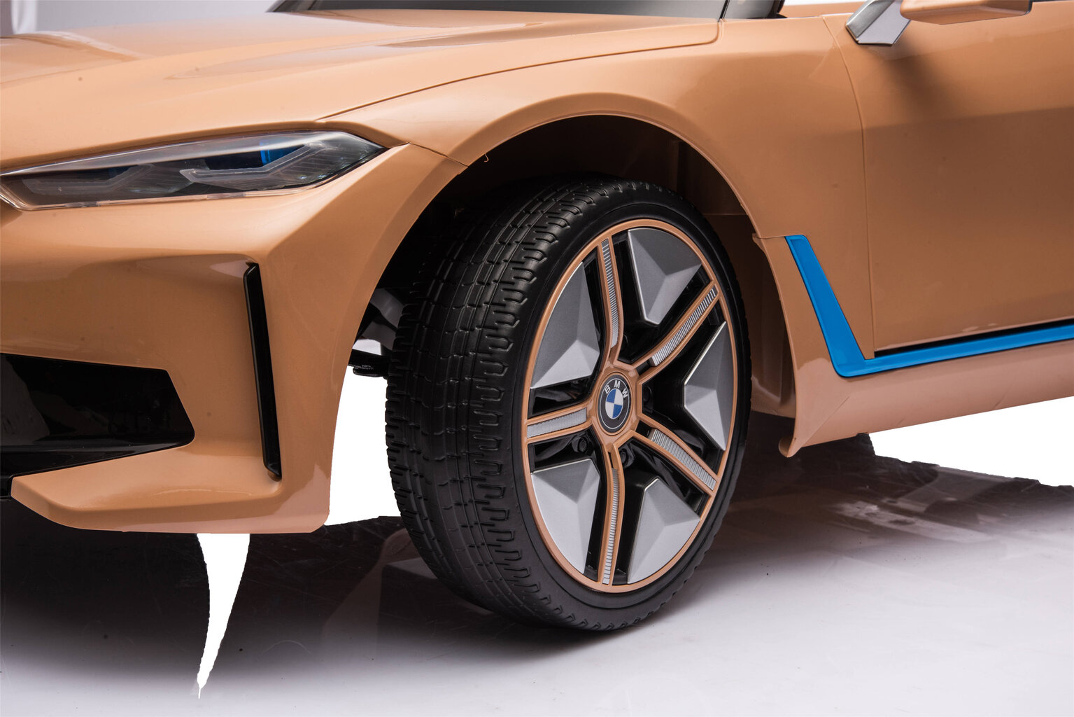 Yhden hengen sähköauto lapsille BMW I4 4X4 Delux, ruskea hinta ja tiedot | Lasten sähköautot | hobbyhall.fi