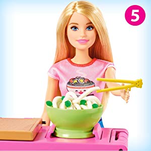  Barbie Noodle Bar -leikkisetti vaalealla nukella, työasema, 2 valkoista ja vihreää taikinasäiliötä