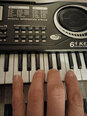 Suuri piano mikrofonilla Keyboard Bandstand