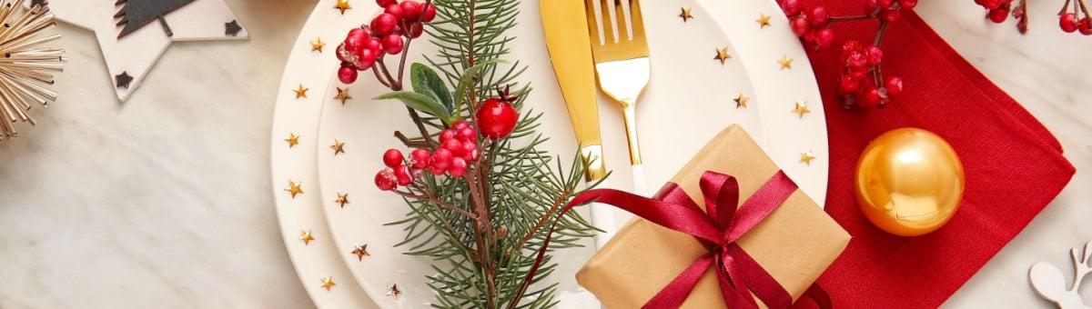 Joulukattaus ja pöydän koristelu — ideat taianomaiseen juhlapöytään